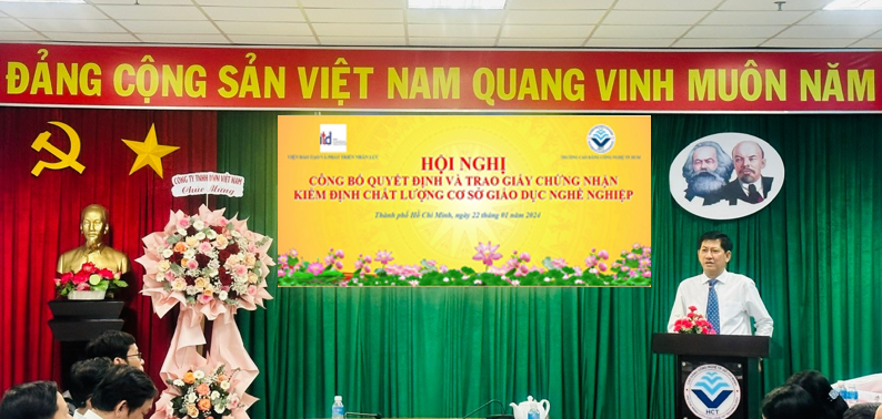 Ông Nguyễn Ngọc Hiển, Hiệu trưởng Trường Cao đẳng Công nghệ TP.Hồ Chí Minh phát biểu tại buổi lễ
