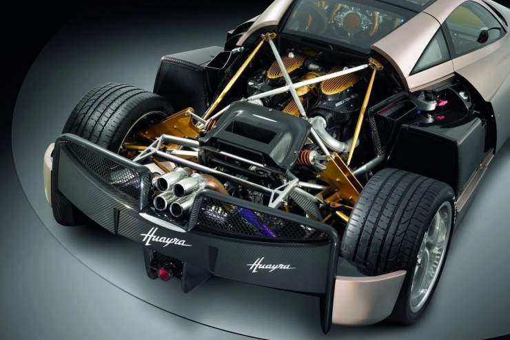 Kết hợp với hệ dẫn động cầu sau, mẫu hypercar Italy có thể tăng tốc 0-100 km/h trong 2,8 giây. Tốc độ tối đa 383 km/h. Pagani Huayra sử dụng hộp số tuần tự bảy cấp độ và một ly hợp đĩa đơn, cùng khối lượng vỏn vẹn 96 kg. Lý do hãng không sử dụng hộp số ly hợp kép bởi nó khiến khối lượng xe tăng thêm 70 kg.