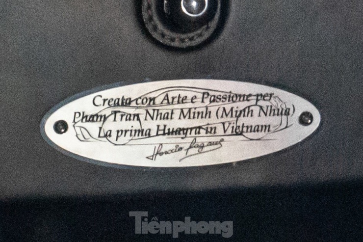 Đặc biệt, bên trong nội thất của chiếc Pagani Huayra của Minh Nhựa còn có thêm một tấm bảng nhỏ, tạm dịch: "Được tạo ra bằng nghệ thuật và niềm đam mê dành cho Phạm Trần Nhật Minh (Minh Nhựa). Chiếc Huayra đầu tiên tại Việt Nam". Phía bên dưới là chữ ký của ông Horacio Pagani, nhà sáng lập thương hiệu.