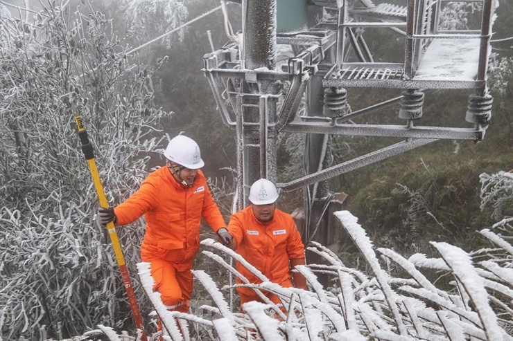 Những người &#39;gõ băng tuyết&#39;, đảm bảo lưới điện hoạt động trong giá lạnh - 5