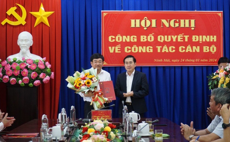 Ông Trịnh Minh Hoàng nhận quyết định thôi chức vụ Bí thư Huyện ủy, Chủ tịch HĐND huyện Ninh Hải. Ảnh: H.H