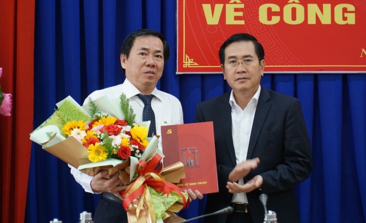 Ông Phạm Văn Hậu, Phó Bí thư Tỉnh ủy, trao quyết định cho ông Phan Tấn Cảnh. Ảnh: H.H