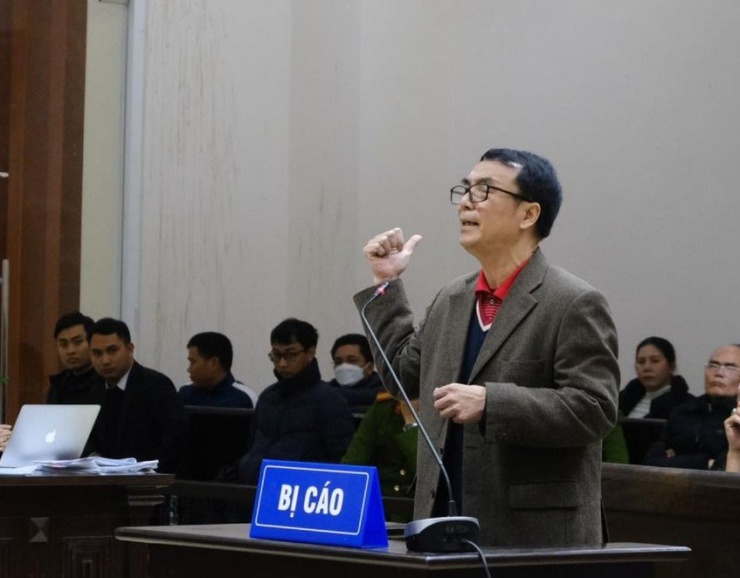 Ông Trần Hùng nhờ luật sư xuất trình thêm tài liệu tại phiên tòa phúc thẩm. Ảnh: T.T