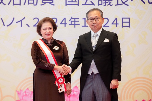 Thay mặt Nhà vua và Chính phủ Nhật Bản, Đại sứ Nhật Bản tại Việt Nam Yamada Takio gắn Huân chương Mặt Trời mọc hạng Nhất Đại thập tự tặng nguyên Chủ tịch Quốc hội Nguyễn Thị Kim Ngân