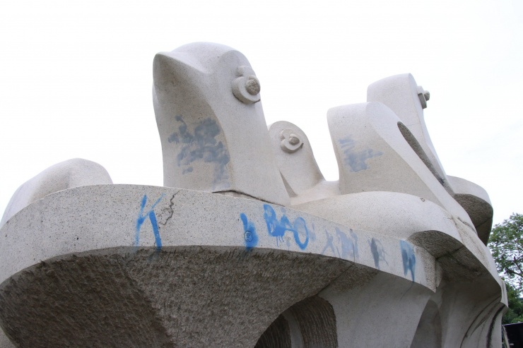 Tượng Đất lành chim đậu của điêu khắc gia Phạm Văn Hạng đặt tại khu vực công viên Trần Phú - Đống Đa - Như Nguyệt bị bôi bẩn