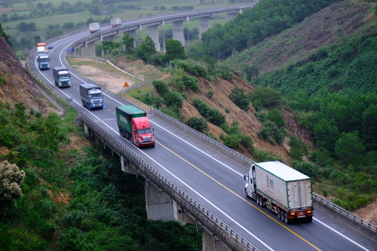 Tuyến cao tốc hiện có khá nhiều lưu lượng xe tải trọng lớn lưu thông do ưu điểm không có trạm thu phí