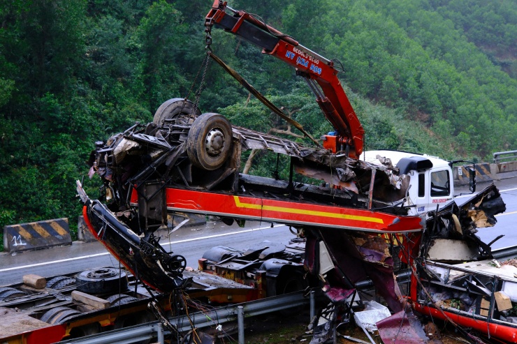 Chiếc xe khách trong vụ tai nạn hôm 23-1 bị đứt lìa thành 3 phần, hư hỏng hoàn toàn. Cuối năm 2023, tại vị trí trên cũng xảy ra tai nạn, xe container đâm hộ lan và lao xuống vực