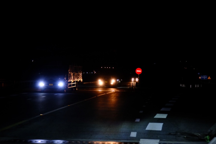 Toàn tuyến không có đèn đường gây nguy hiểm cho các phương tiện khi lưu thông vào ban đêm