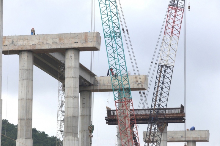 Theo ghi nhận, hiện cả 4 cầu đã cơ bản thi công xong phần trụ và mố. Các nhà thầu đang khẩn trương lao lắp dầm cầu.
