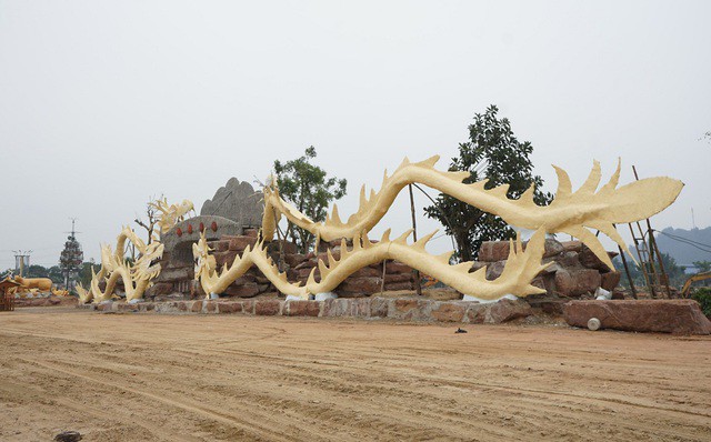 Tượng 4 linh vật rồng được đặt trong khuôn viên giải trí của một doanh nghiệp tại xã Tiên Trang, huyện Quảng Xương, tỉnh Thanh Hóa