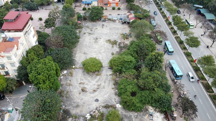 Lô đất này được UBND TP. Hà Nội cho công ty thuê theo Quyết định số 3713/QĐ-UBND ngày 29/7/2010 để thực hiện Dự án Xây dựng trụ sở, văn phòng kết hợp bãi đỗ xe kinh doanh.
