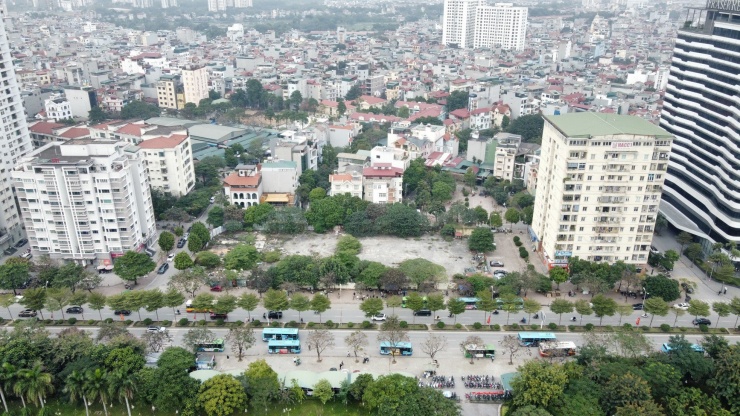 Theo ghi nhận của PV, lô đất Hà Nội vừa thu hồi của Công ty AIC có vị trí đắc địa nằm trên phố Đỗ Nhuận (phường Xuân Đỉnh, quận Bắc Từ Liêm), đối diện với công viên Hòa Bình.