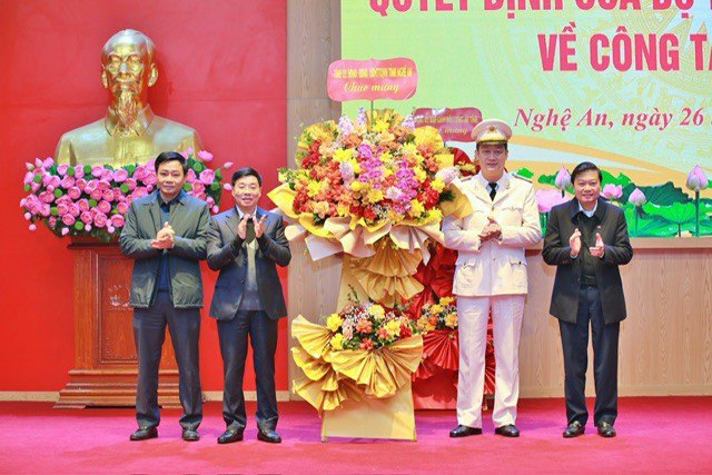 Lãnh đạo Tỉnh ủy, UBND tỉnh Nghệ An chúc mừng Thượng tá Nguyễn Đức Cường