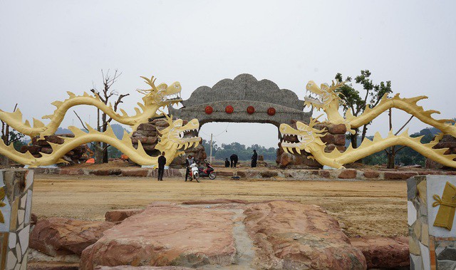 4 linh vật rồng được tạo hình trông "ốm yếu, còi cọc" gây tranh cãi ở một điểm du lịch tại huyện Quảng Xương, tỉnh Thanh Hóa