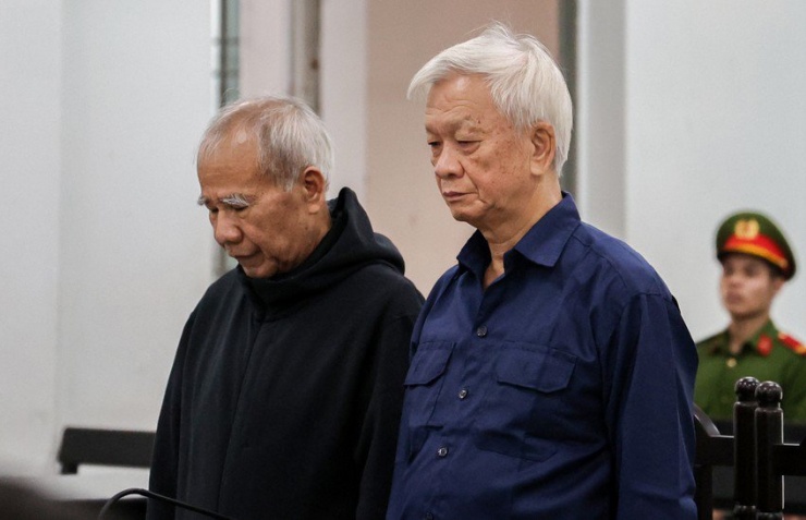 Bị cáo Nguyễn Chiến Thắng (phải) và Đào Công Thiên tại tòa. Ảnh: XUÂN HOÁT