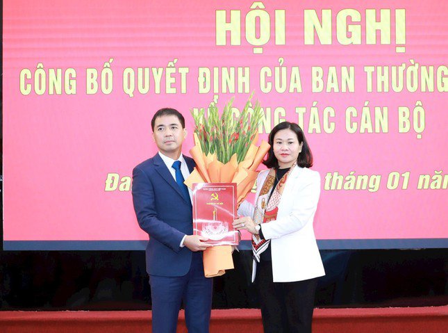 Phó Bí thư Thường trực Thành ủy Hà Nội Nguyễn Thị Tuyến trao Quyết định của Ban Thường vụ Thành ủy và tặng hoa chúc mừng ông Nguyễn Văn Đức