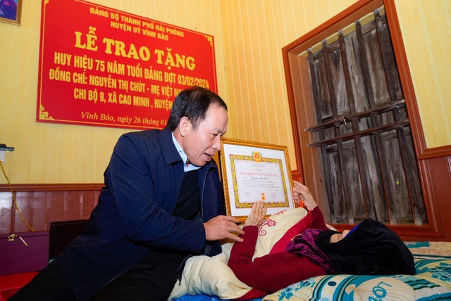 Bí thư Thành ủy Hải Phòng Lê Tiến Châu trao Huy hiệu 75 năm tuổi Đảng cho Mẹ Việt Nam Anh hùng Nguyễn Thị Chút
