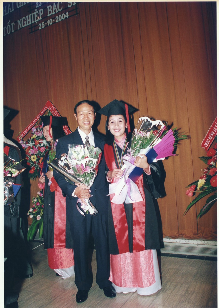 Hình ảnh quý giá vào dịp lễ tốt nghiệp bác sĩ nha khoa vào năm 2004 tại Trường Đại học Y dược Thành phố Hồ Chí Minh.