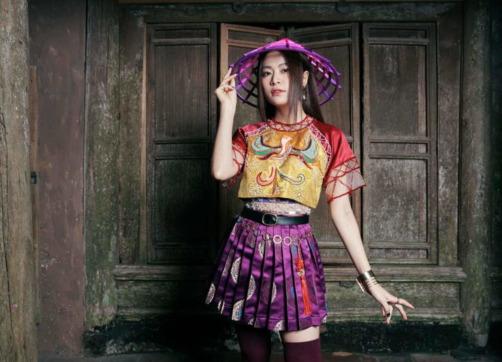 Hoàng Thùy Linh đam mê diện váy ngắn, trang phục cầu kỳ khoe vóc dáng đầy đặn - 3