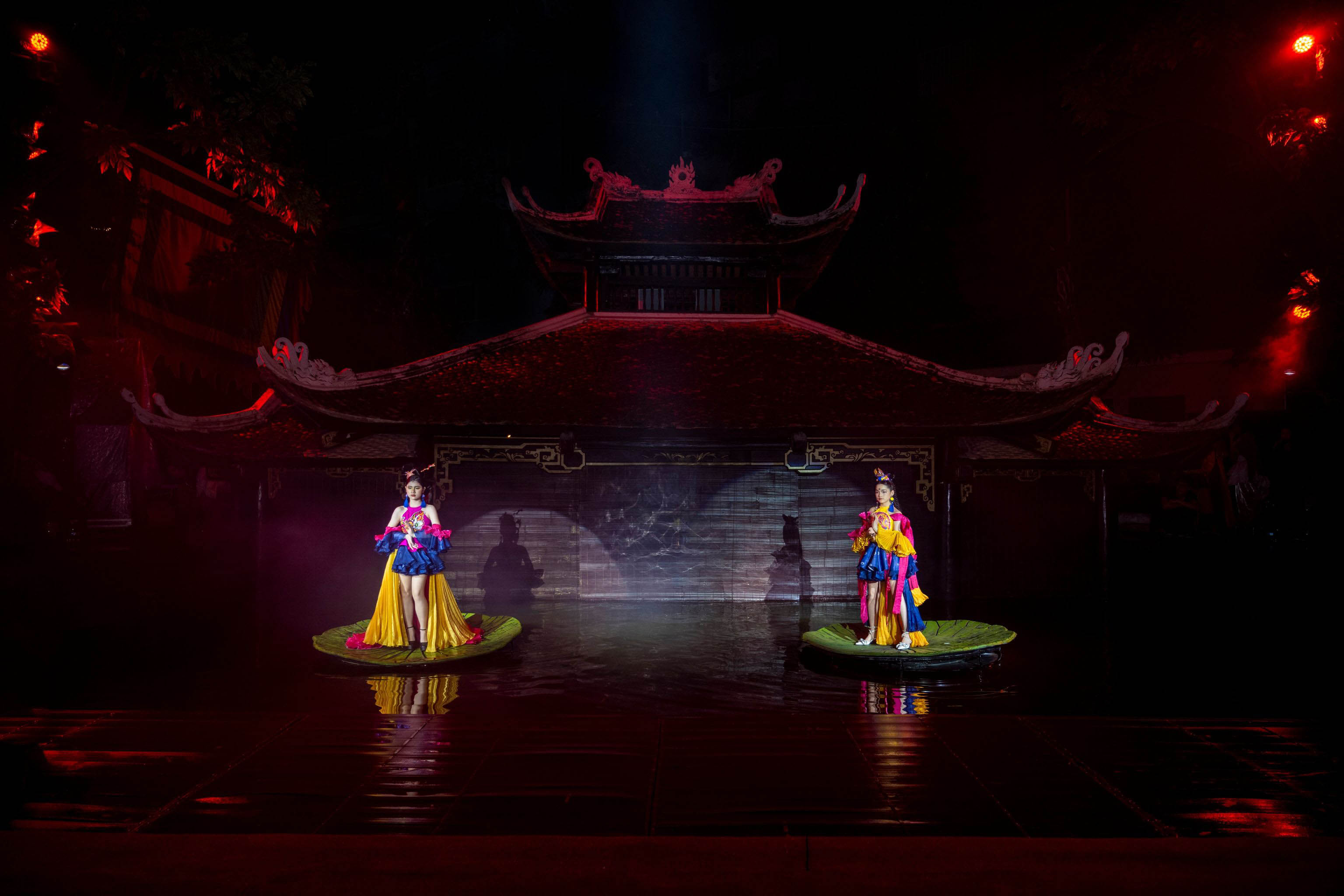 2 người mẫu nhí gây chú ý khi catwalk trên lá sen trong show&nbsp;&nbsp;"Vĩnh họa Thăng Long"&nbsp;tại sân khấu&nbsp;Thuỷ Đình - Nhà hát Múa rối Việt Nam.