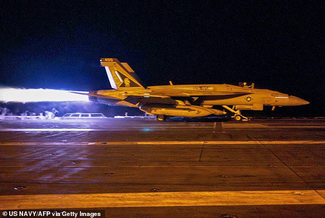 Chiến đấu cơ Mỹ cất cánh từ tàu sân bay hạt nhân để tập kích lực lượng Houthi.