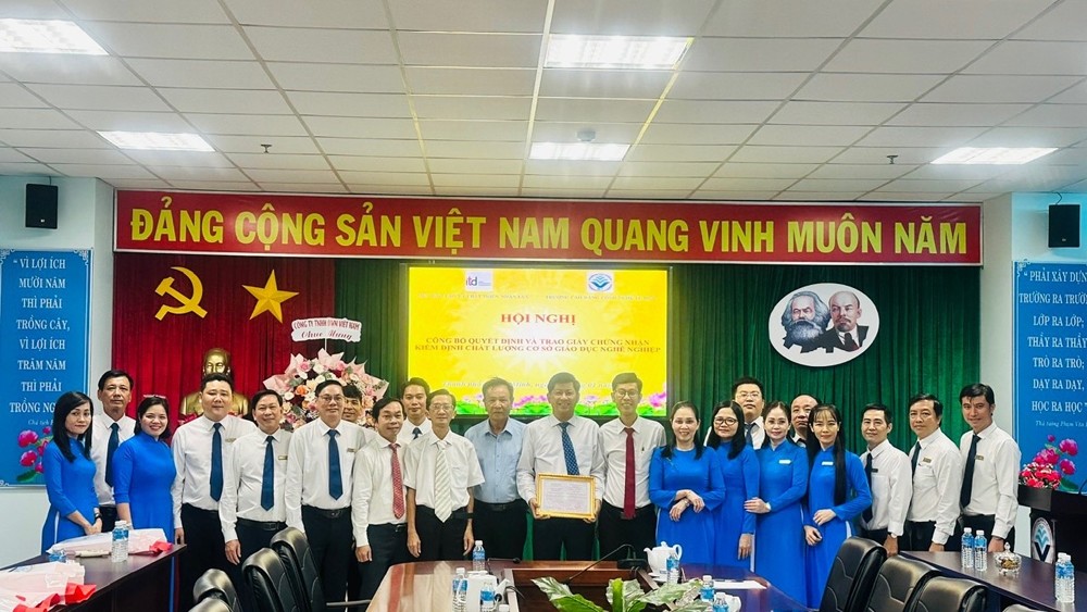 Ông Nguyễn Quang Tiệp, Viện trưởng Viện Đào tạo và Phát triển nhân lực trao chứng nhận và chúc mừng Nhà trường đã đạt kiểm định chất lượng cơ sở giáo dục nghề nghiệp.