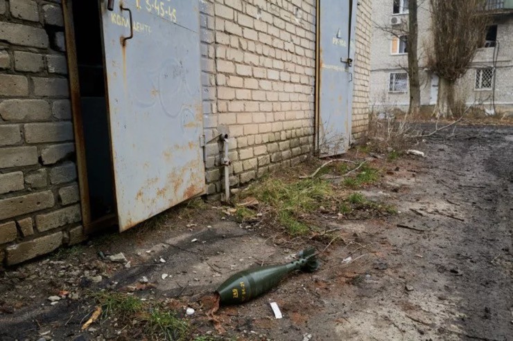 Một quả đạn rơi trên đường phố Avdiivka hôm 31/12/2023.
