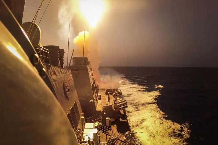 Tàu khu trục tên lửa USS Carney ngăn chặn một cuộc tấn công của lực lượng Houthi ở Biển Đỏ.