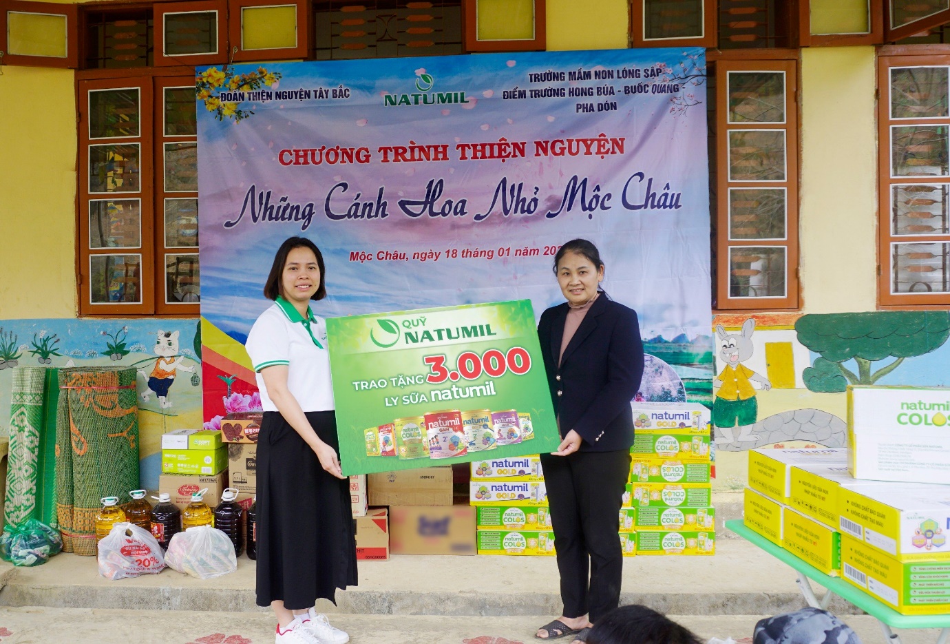 Đại diện Công ty Cổ phần Sữa Natumil trao tặng 3.000 ly sữa cho 3 điểm trường Hong Húa, Buốc Quang, Pha Đón của xã Lóng Sập, Mộc Châu