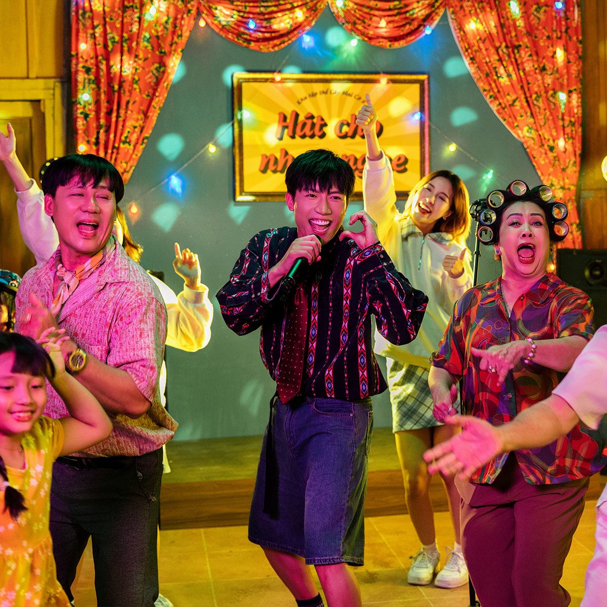 Văn hóa “karaoke” từ lâu đã trở thành một phần khó thiếu ở những buổi tiệc tùng tại gia đình Việt Nam.