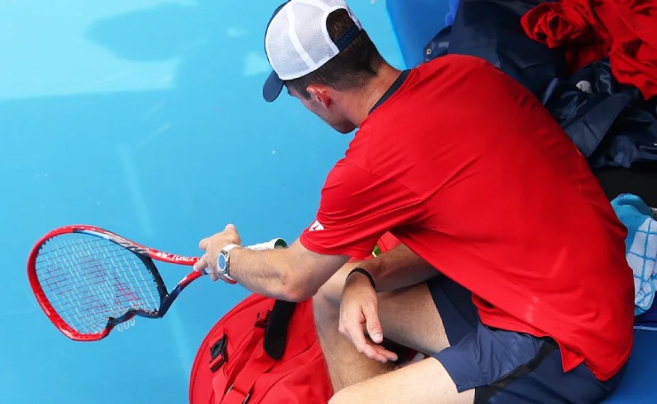 Tommy Paul bị phạt vì đập vợt ở Australian Open 2024