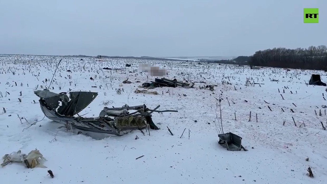 Hiện trường vụ rơi máy bay Il-76 ở vùng Belgorod, Nga.